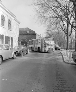 884693 Afbeelding van een kleine stadsbus (een midibus, WN-7000) van vervoersbedrijf westnederland, tijdens een ...